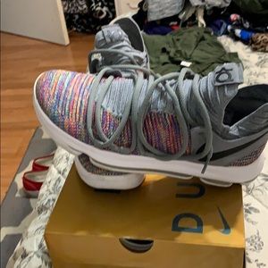 KD zoom 10 in multicolor. Size 9.5.